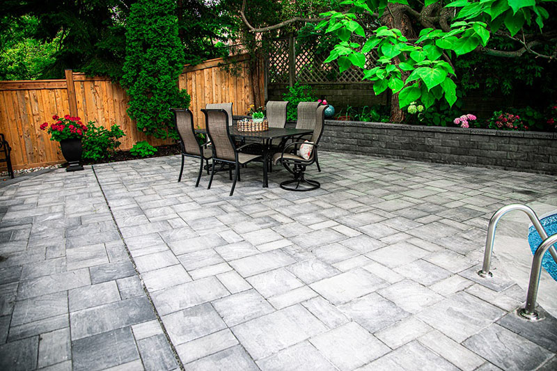 interlocking-backyard-with-retaining-wall